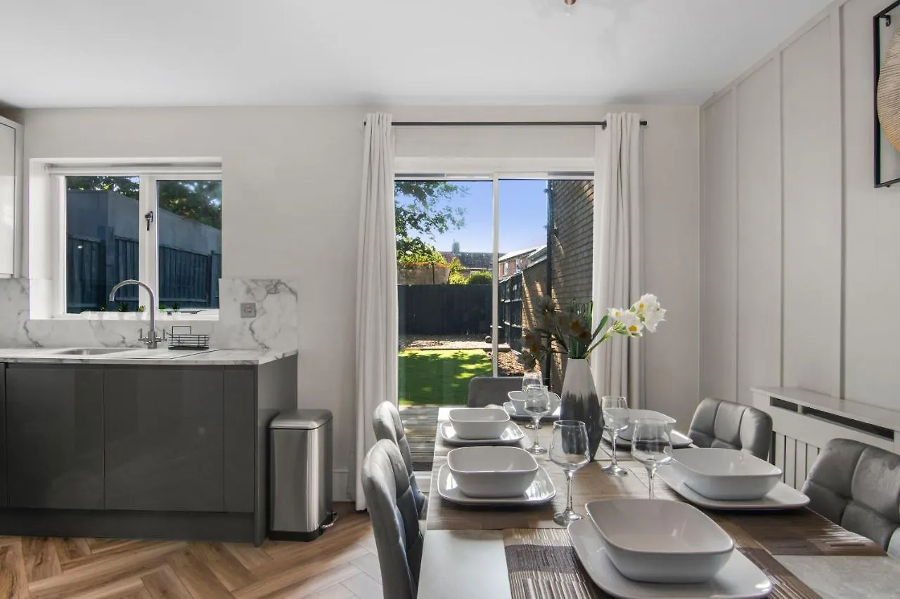Onsitestays - Early Check In August - Modern 3 Bed House, 2 X Parking, Garden, Wifi & Dishwasher Bromley Apartment