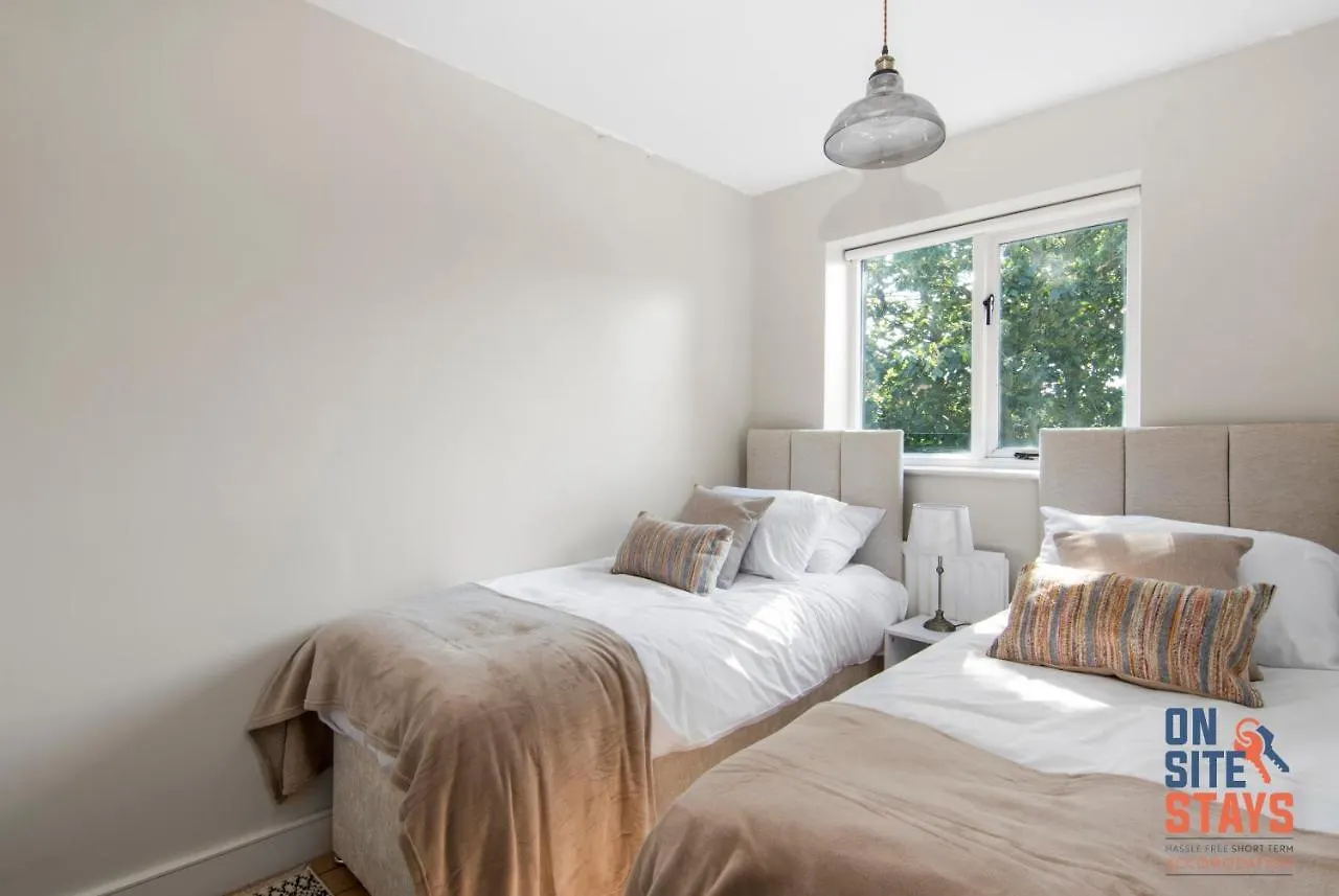 Onsitestays - Early Check In August - Modern 3 Bed House, 2 X Parking, Garden, Wifi & Dishwasher Bromley Apartment
