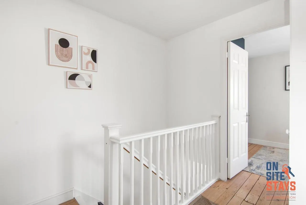 Onsitestays - Early Check In August - Modern 3 Bed House, 2 X Parking, Garden, Wifi & Dishwasher Bromley 0*,  United Kingdom
