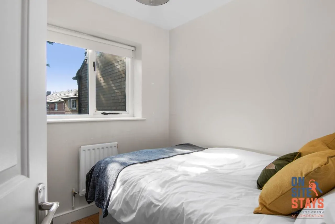 Onsitestays - Early Check In August - Modern 3 Bed House, 2 X Parking, Garden, Wifi & Dishwasher Bromley United Kingdom