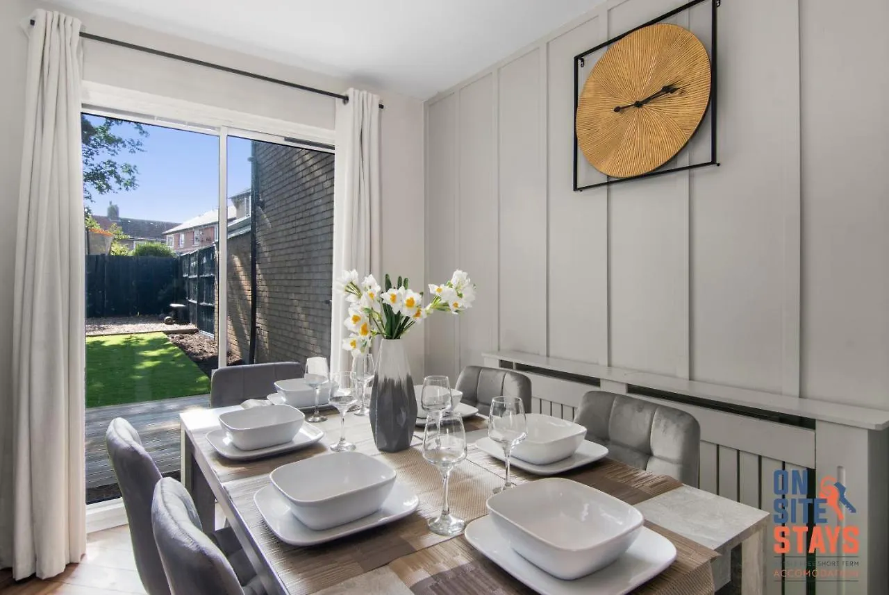 Apartment Onsitestays - Early Check In August - Modern 3 Bed House, 2 X Parking, Garden, Wifi & Dishwasher Bromley United Kingdom