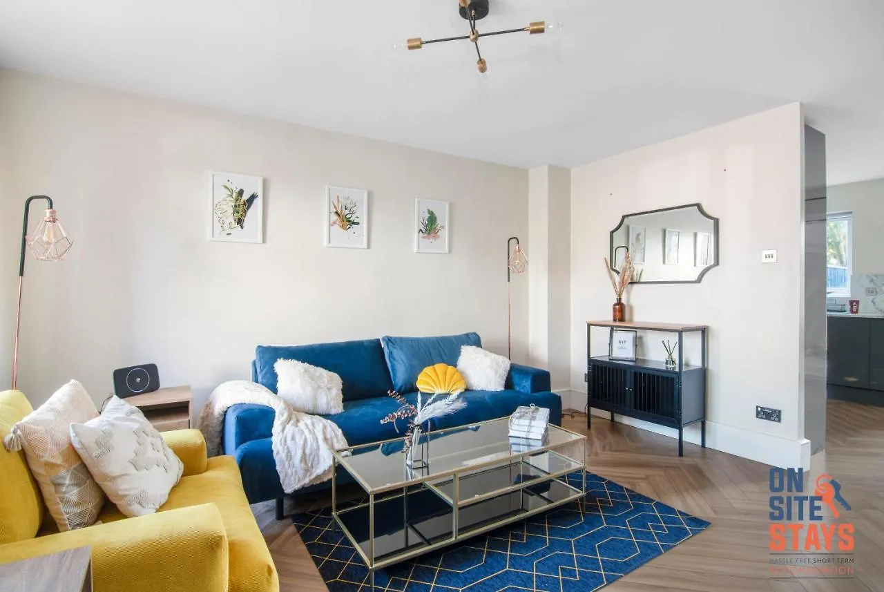 Onsitestays - Early Check In August - Modern 3 Bed House, 2 X Parking, Garden, Wifi & Dishwasher Bromley 0*,  United Kingdom