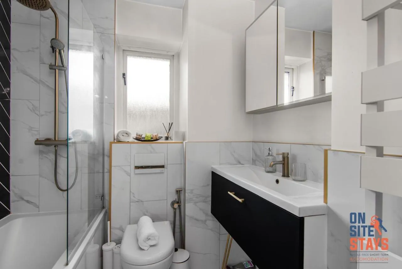 Onsitestays - Early Check In August - Modern 3 Bed House, 2 X Parking, Garden, Wifi & Dishwasher Bromley