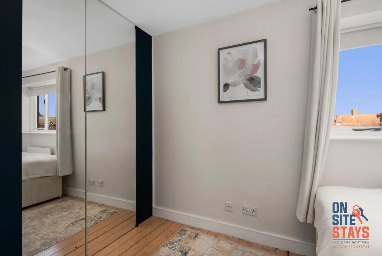 Onsitestays - Early Check In August - Modern 3 Bed House, 2 X Parking, Garden, Wifi & Dishwasher Bromley 0*,  United Kingdom