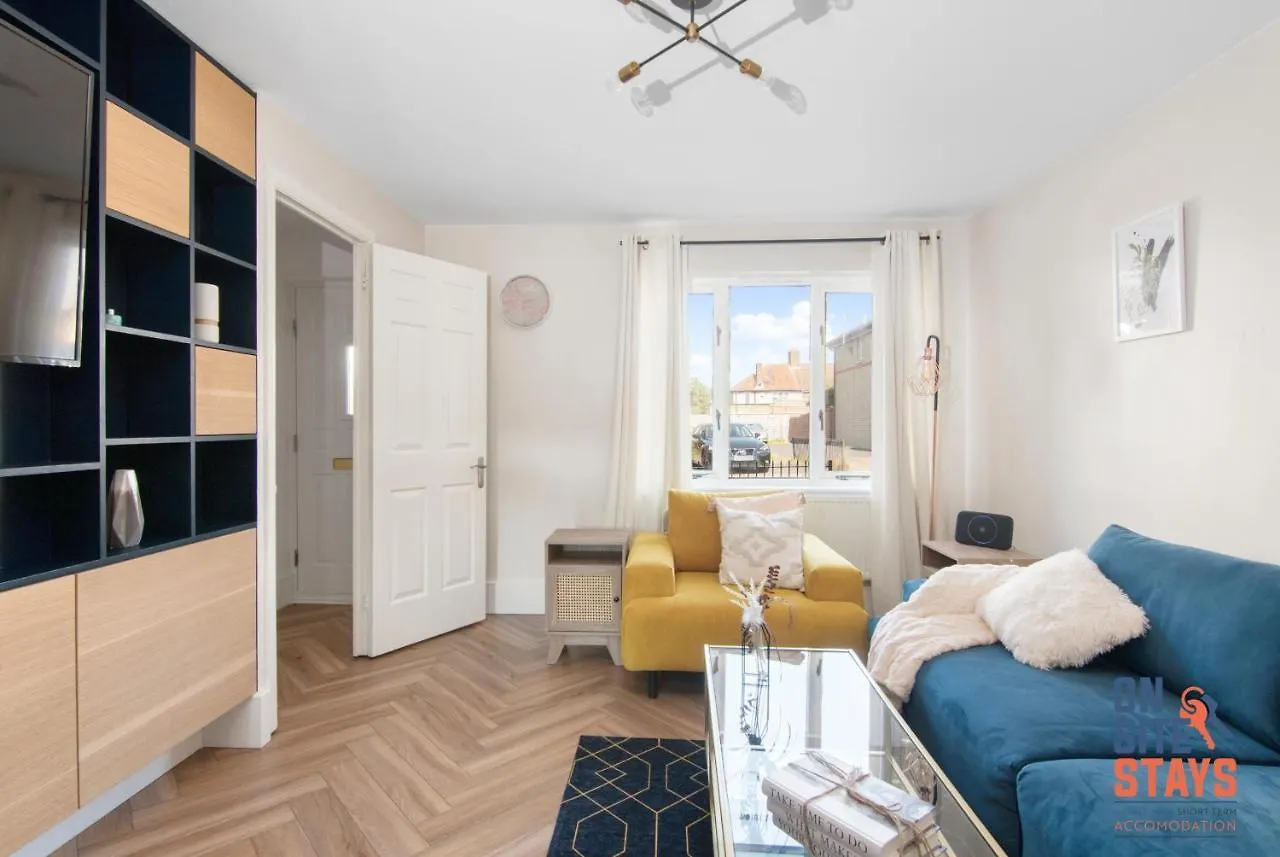 Onsitestays - Early Check In August - Modern 3 Bed House, 2 X Parking, Garden, Wifi & Dishwasher Bromley 0*,